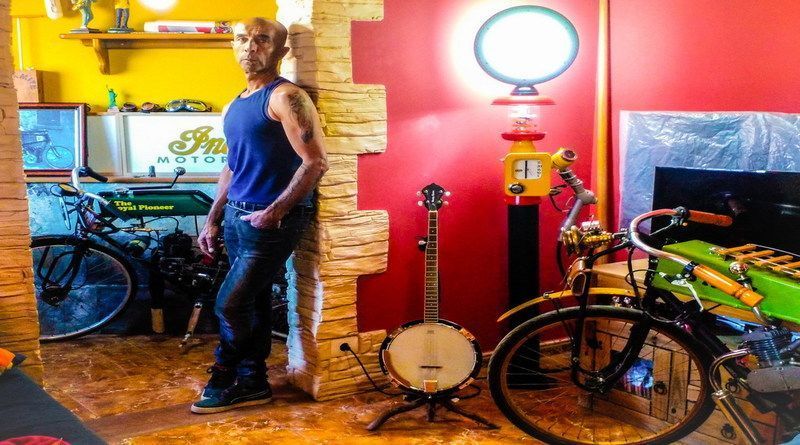 Carmelo Santana en su taller