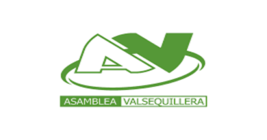 Valsequillo cuenta, desde el pasado mes de marzo, con un nuevo espacio para la reflexión, el análisis y la participación vecinal sobre temas de actualidad e interés general: ÁGORA. En las ciudades de la Grecia Antigua, el Ágora (lugar de reunión en griego) se convirtió en un espacio central para la vida política, social y económica. La iniciativa la ha puesto en marcha Asamblea Valsequillera para dar voz a todas las personas, con diferentes inquietudes, sobre los temas de actualidad municipal, insular, nacional o internacional que afectan al día a día de un mundo globalizado. “Tras las elecciones, además de nuestros concejales, muchos compañeros y compañeras teníamos ganas e ilusión por seguir trabajando por la comunidad y propusimos crear este espacio para el debate, la reflexión, el análisis, la opinión y, sobre todo, la participación vecinal” explican los miembros de esta comisión de trabajo de ÁGORA. ÁGORA nace con el objetivo de ser un espacio de opinión neutro, en el que caben todos los temas y todas las opiniones, porque en la diversidad está realmente la riqueza y las oportunidades de crecimiento de una comunidad. El formato de las charlas pretende ser dinámico y poner el acento en la participación y en el tiempo para el debate. “La primera parte consta de una exposición de treinta minutos, como máximo, para luego dar paso al debate y a la participación de las personas asistentes” explican los organizadores. En la charla del mes de marzo se abordó el funcionamiento de los ayuntamientos. La exposición la realizó José Miguel López Santana, alcalde de Valsequillo entre 2007 y 2011. En abril, Antonio Miguel López, abogado y experto en materia urbanística, habló de urbanismo y clases de suelo. La siguiente tendrá lugar este jueves, a las 20:00h, en la sede de Asamblea Valsequillera (C/Isla de Tenerife, 5), bajo el título ¿Qué se juega Canarias en las elecciones europeas? El profesor de Derecho Internacional Público de la Universidad de Las Palmas de Gran Canaria, Vicente Zaballos, será el ponente invitado para abordar un tema de enorme trascendencia para Canarias, a las puertas de la cita con las urnas el domingo, 9 de junio. La comisión de trabajo del proyecto ÁGORA la componen: Sonia Álvarez Hernández, Meyla González Oramas, Cristina Sánchez González, Lelo del Pino Monzón y Gustavo Ojeda Suárez.