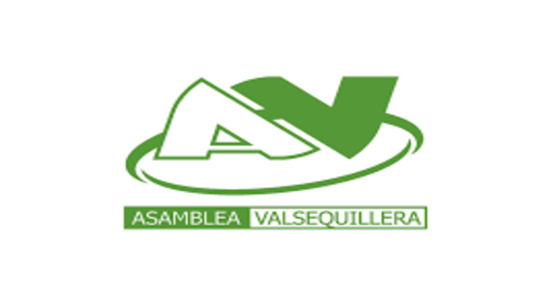 Valsequillo cuenta, desde el pasado mes de marzo, con un nuevo espacio para la reflexión, el análisis y la participación vecinal sobre temas de actualidad e interés general: ÁGORA. En las ciudades de la Grecia Antigua, el Ágora (lugar de reunión en griego) se convirtió en un espacio central para la vida política, social y económica. La iniciativa la ha puesto en marcha Asamblea Valsequillera para dar voz a todas las personas, con diferentes inquietudes, sobre los temas de actualidad municipal, insular, nacional o internacional que afectan al día a día de un mundo globalizado. “Tras las elecciones, además de nuestros concejales, muchos compañeros y compañeras teníamos ganas e ilusión por seguir trabajando por la comunidad y propusimos crear este espacio para el debate, la reflexión, el análisis, la opinión y, sobre todo, la participación vecinal” explican los miembros de esta comisión de trabajo de ÁGORA. ÁGORA nace con el objetivo de ser un espacio de opinión neutro, en el que caben todos los temas y todas las opiniones, porque en la diversidad está realmente la riqueza y las oportunidades de crecimiento de una comunidad. El formato de las charlas pretende ser dinámico y poner el acento en la participación y en el tiempo para el debate. “La primera parte consta de una exposición de treinta minutos, como máximo, para luego dar paso al debate y a la participación de las personas asistentes” explican los organizadores. En la charla del mes de marzo se abordó el funcionamiento de los ayuntamientos. La exposición la realizó José Miguel López Santana, alcalde de Valsequillo entre 2007 y 2011. En abril, Antonio Miguel López, abogado y experto en materia urbanística, habló de urbanismo y clases de suelo. La siguiente tendrá lugar este jueves, a las 20:00h, en la sede de Asamblea Valsequillera (C/Isla de Tenerife, 5), bajo el título ¿Qué se juega Canarias en las elecciones europeas? El profesor de Derecho Internacional Público de la Universidad de Las Palmas de Gran Canaria, Vicente Zaballos, será el ponente invitado para abordar un tema de enorme trascendencia para Canarias, a las puertas de la cita con las urnas el domingo, 9 de junio. La comisión de trabajo del proyecto ÁGORA la componen: Sonia Álvarez Hernández, Meyla González Oramas, Cristina Sánchez González, Lelo del Pino Monzón y Gustavo Ojeda Suárez.