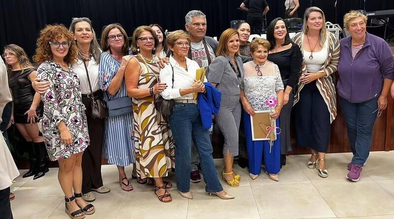 MUJERES CON RA&Iacute;CES: HISTORIAS QUE HACEN PUEBLO