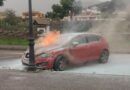 INCENDIO DE VEHÍCULO EN LOS ALEDAÑOS DE LA PISCINA